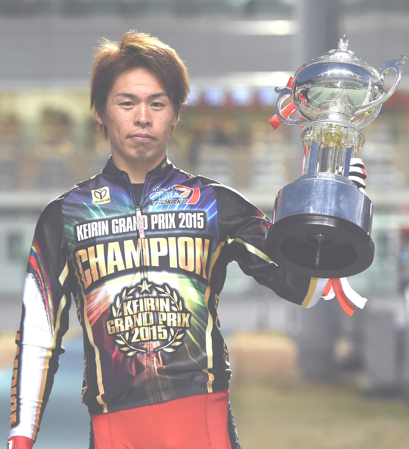 2015年12月30日、KEIRINグランプリを制し、優勝トロフィーを掲げる浅井康太