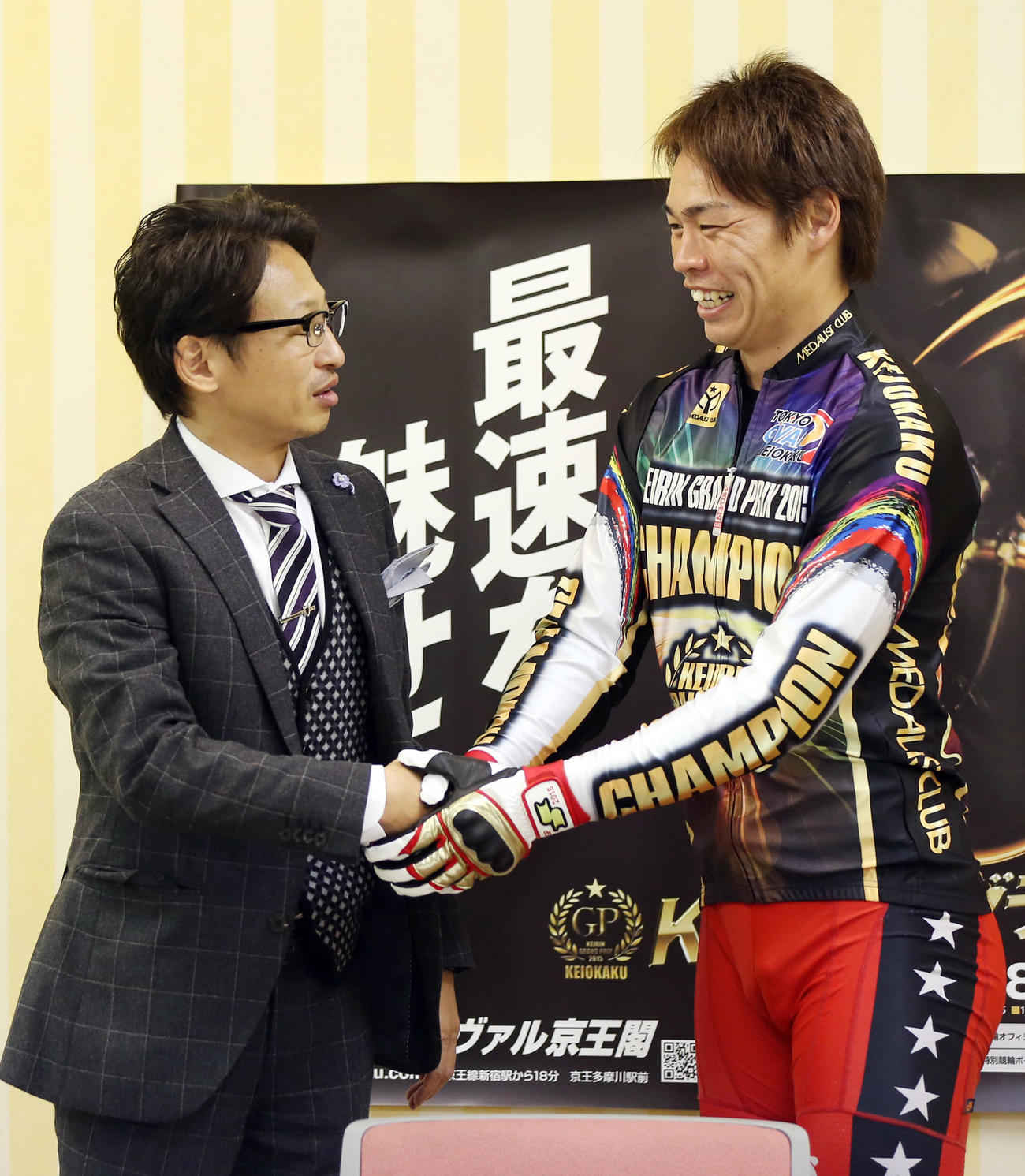 2015年12月30日、KEIRINグランプリを制した浅井康太（右）は山口幸二氏（左）と握手