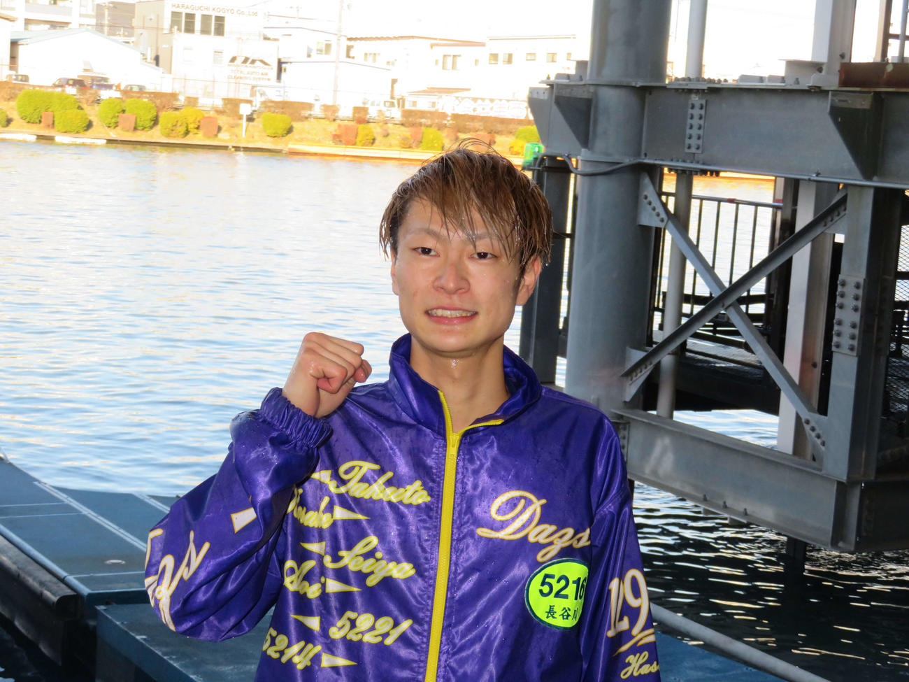 初勝利を挙げ、水神祭の祝福を受けた長谷川晴哉＝2022年12月29日　戸田ボートレース場
