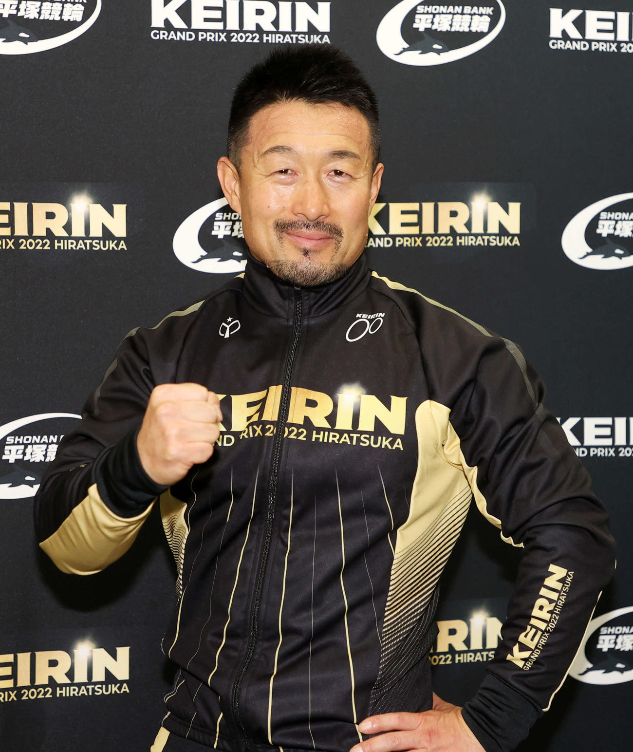 ポーズを決める佐藤慎太郎（撮影・鈴木正人）