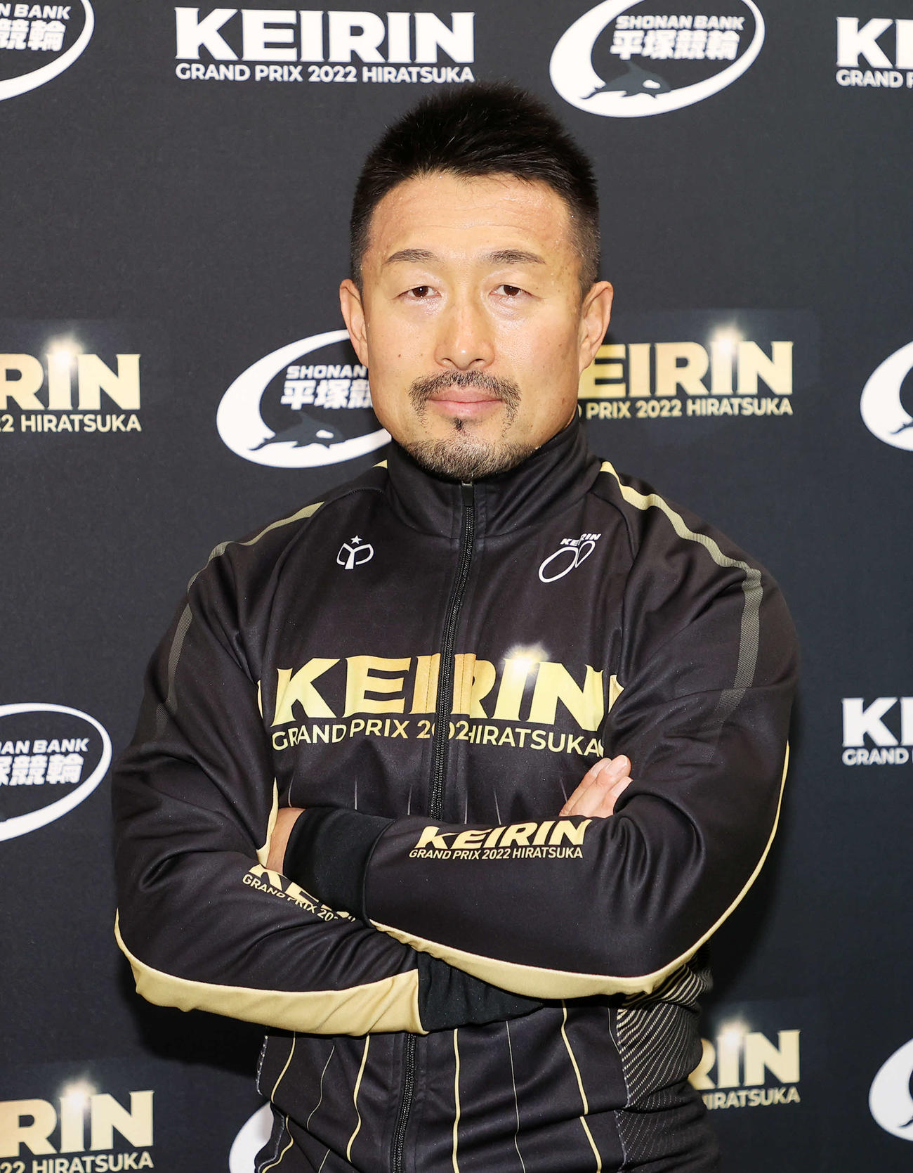 ポーズを決める佐藤慎太郎（撮影・鈴木正人）