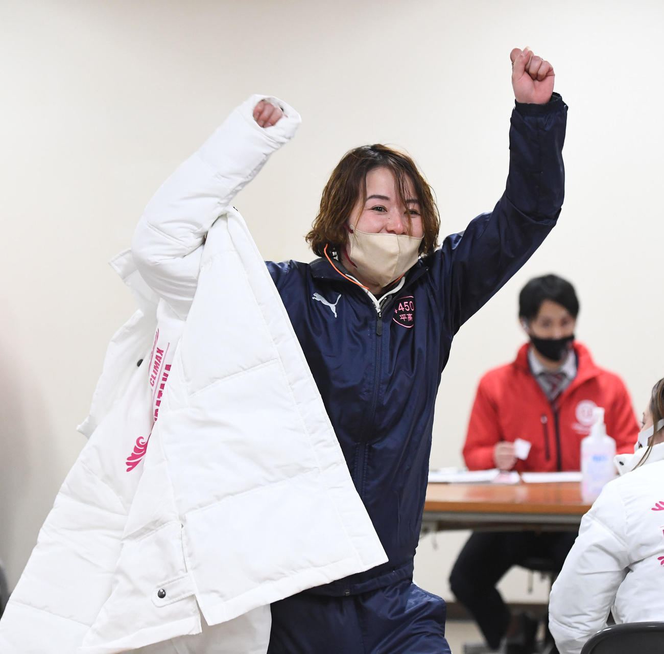 12Rの枠番抽選で1枠を引きガッツポーズの平高奈菜