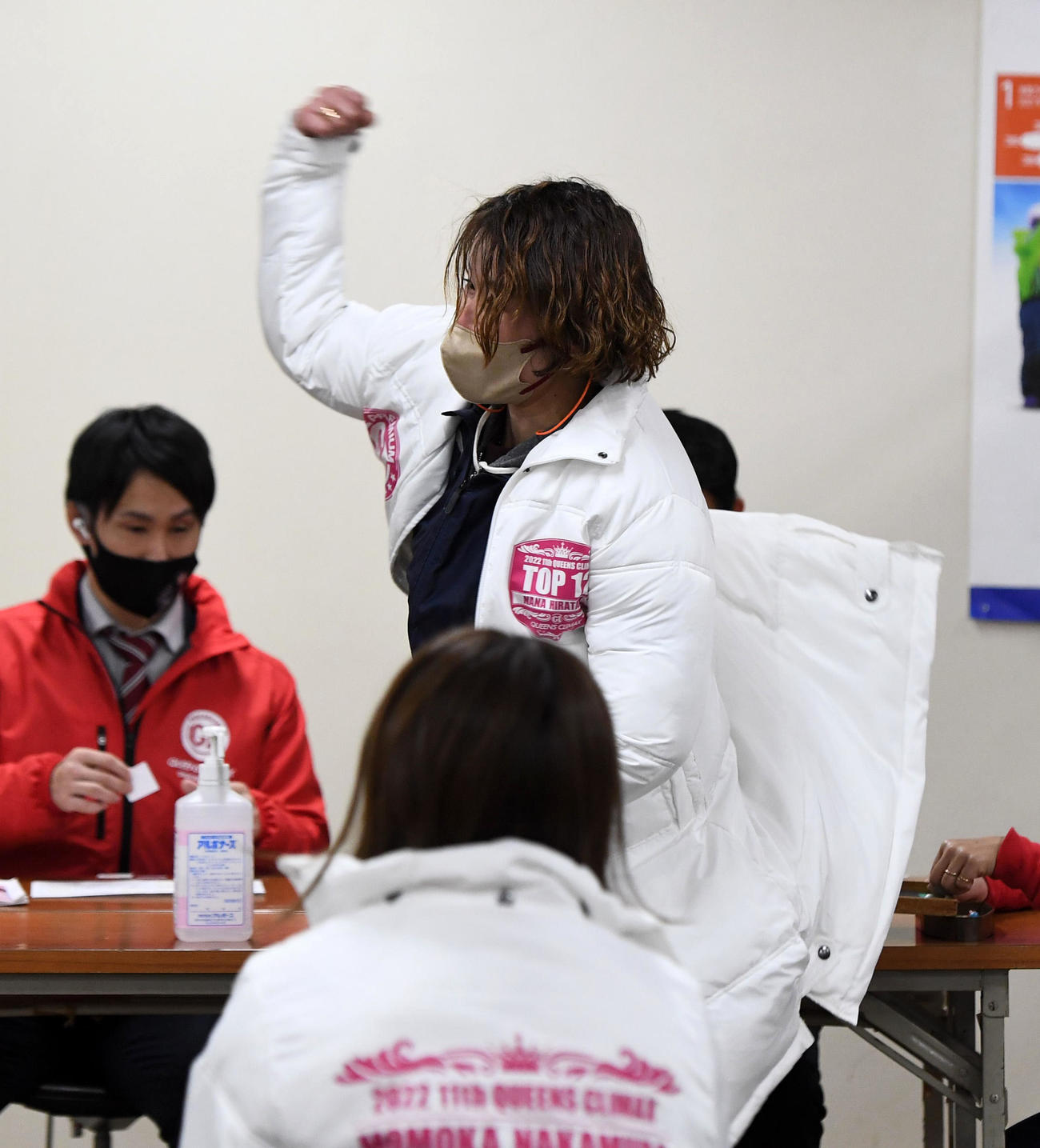12Rの枠番抽選で1枠を引きガッツポーズの平高奈菜