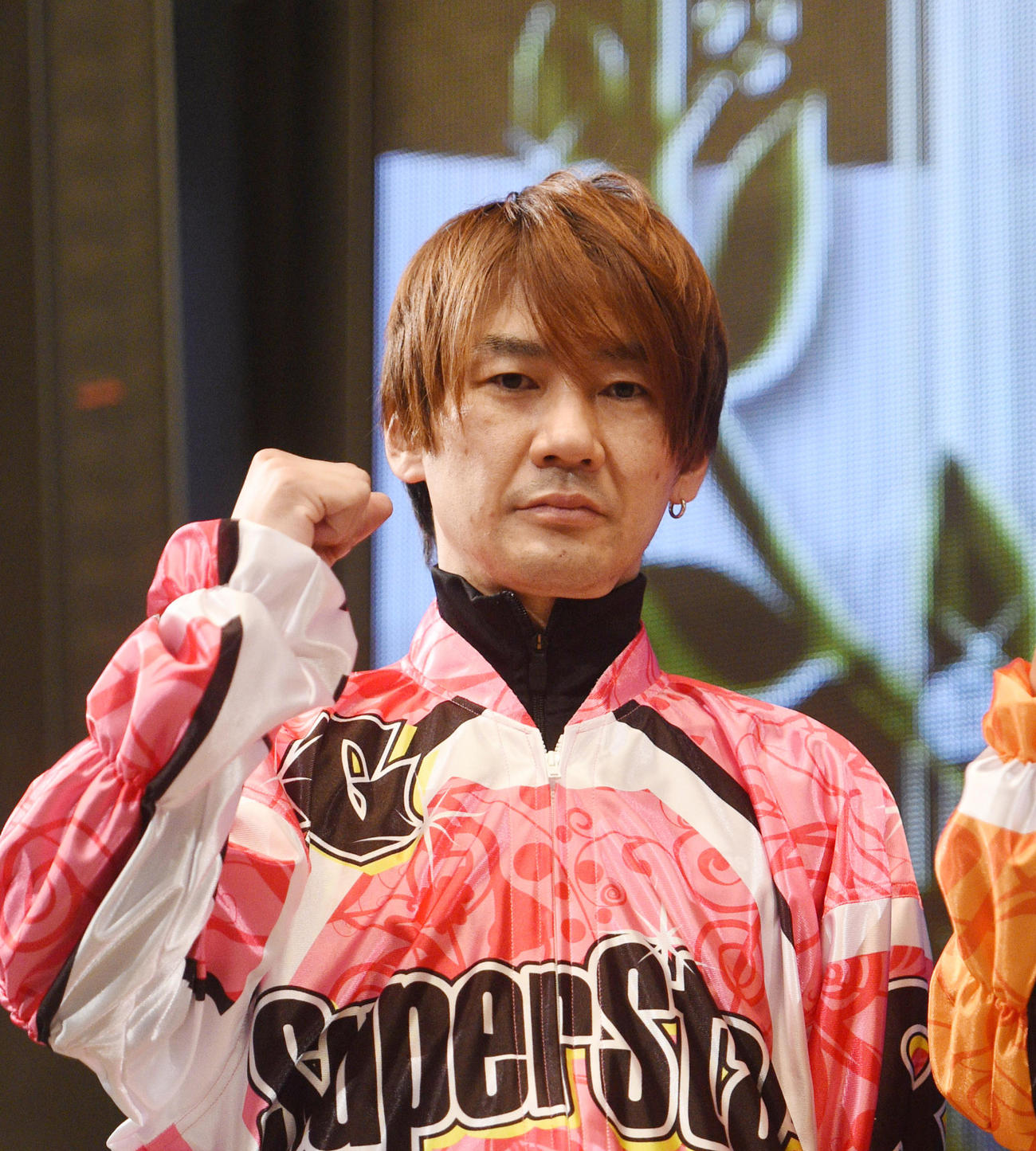 SS王座決定戦の公開枠番選択会でガッツポーズする加賀谷建明（撮影・柴田隆二）