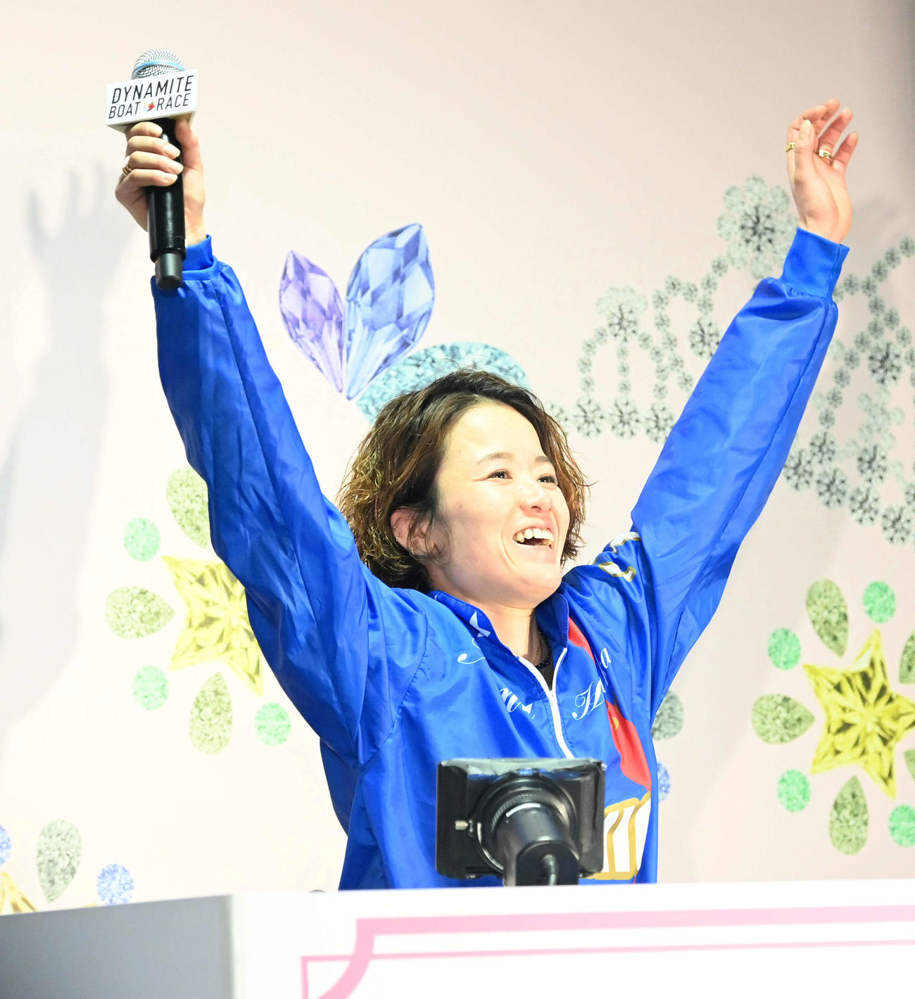 勝利者インタビューでファンの声援に応える平高奈菜（撮影・前岡正明）