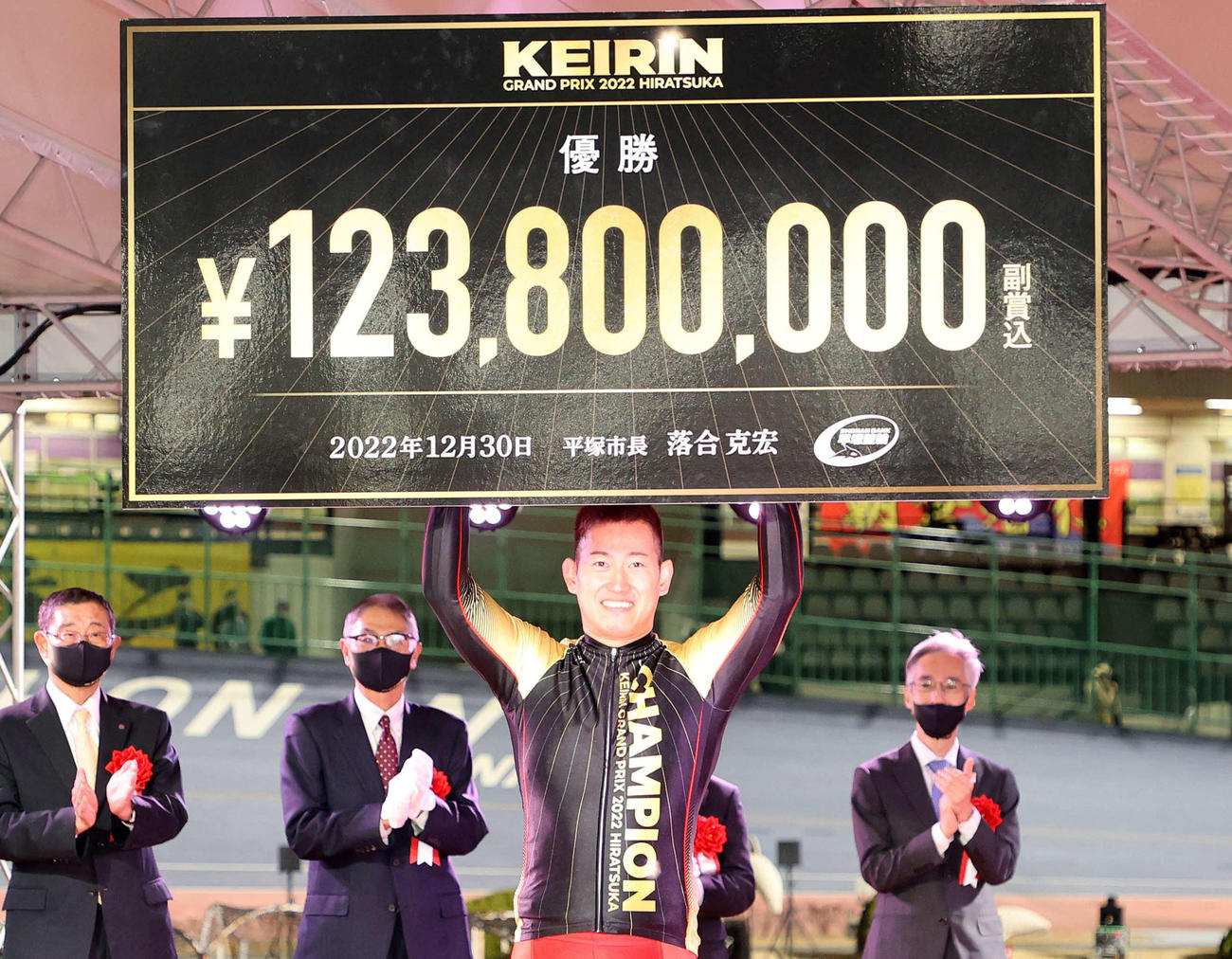 KEIRINグランプリを制し賞金ボードを手に笑顔を見せる脇本雄太（撮影・鈴木正人）