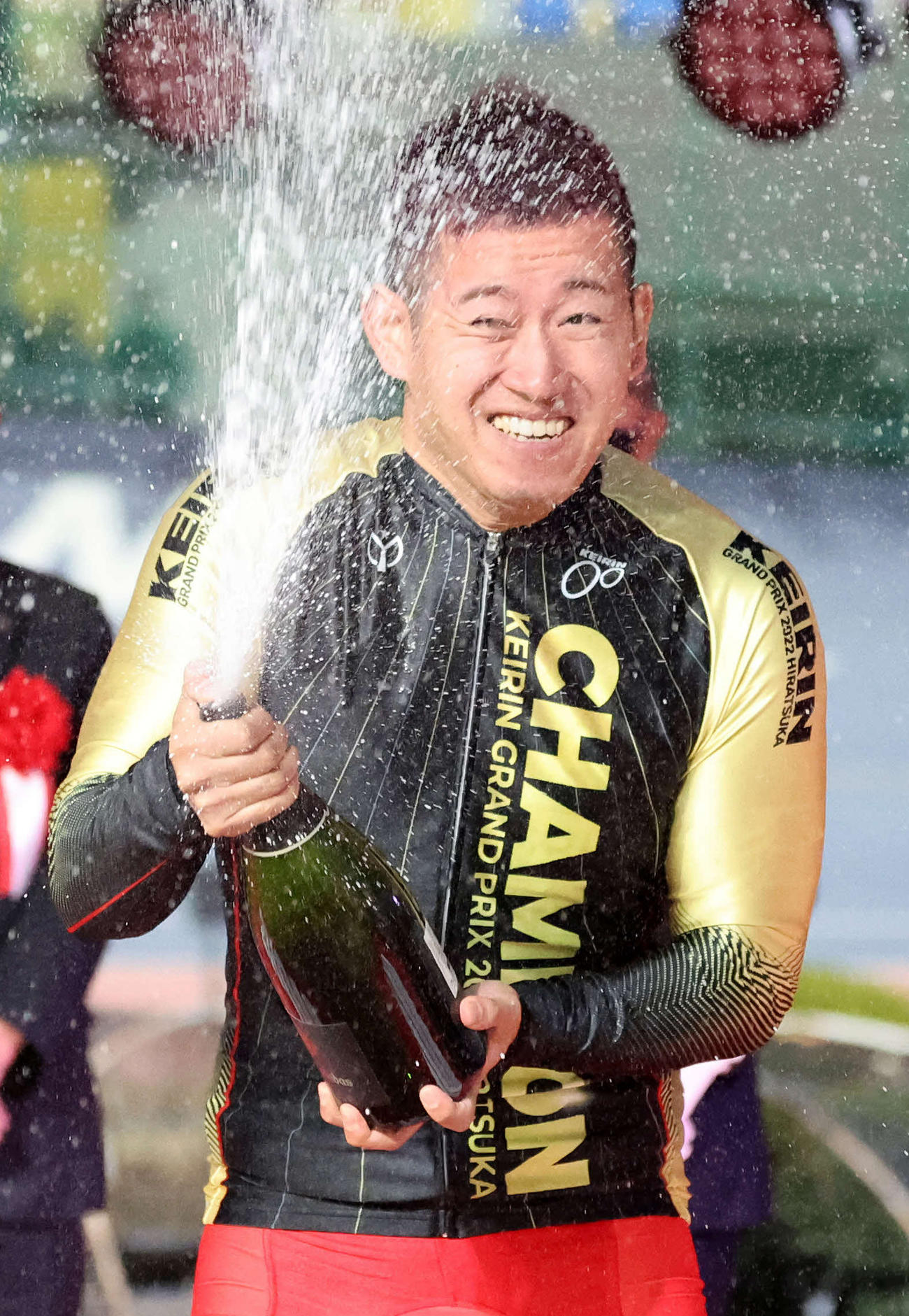 KEIRINグランプリを制し、シャンパンファイトする脇本雄太（撮影・鈴木正人）