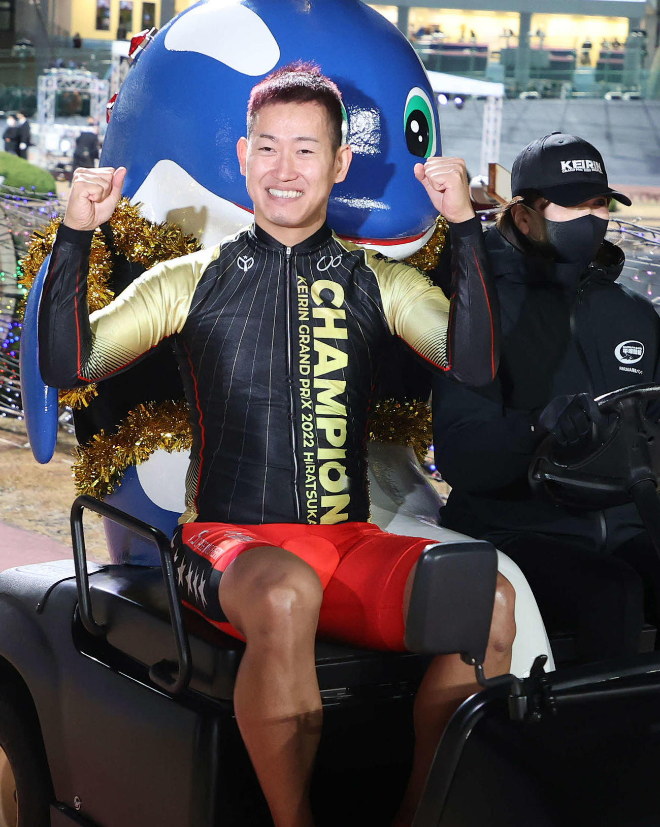 KEIRINグランプリを制し、ガッツポーズする脇本雄太（撮影・鈴木正人）