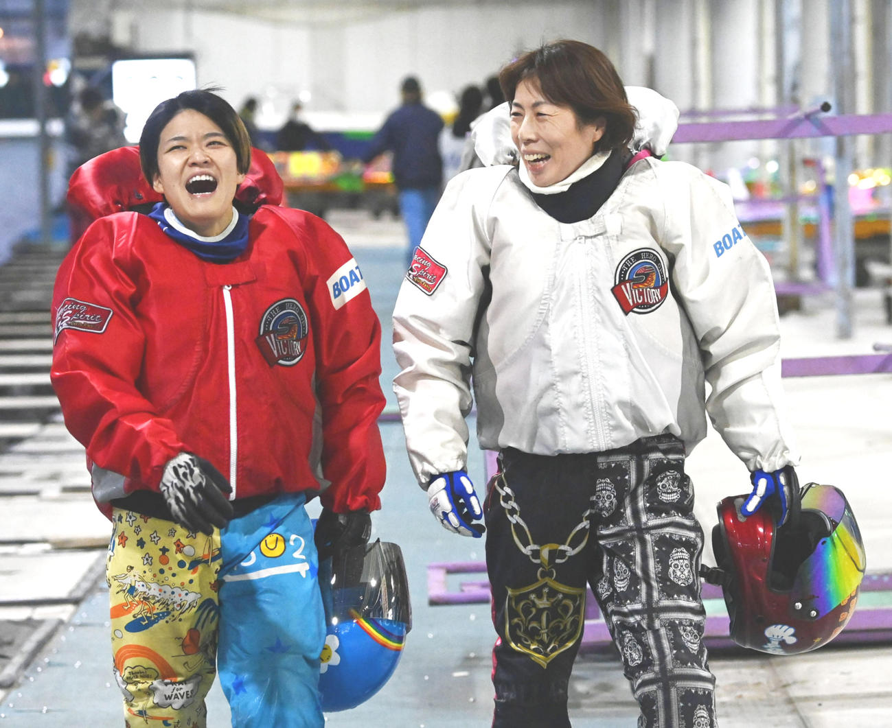 連覇に王手をかけた田口節子（右）は遠藤エミと談笑（撮影・前岡正明）