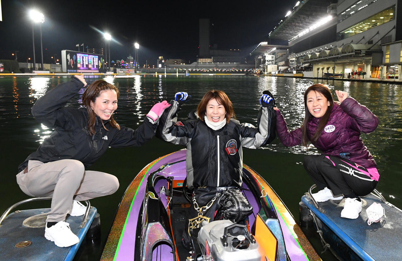 クイーンズクライマックス連覇を達成した田口節子（中央）は堀之内紀代子（左）、寺田千恵と「やればできる」ポーズを決める（撮影・前岡正明）