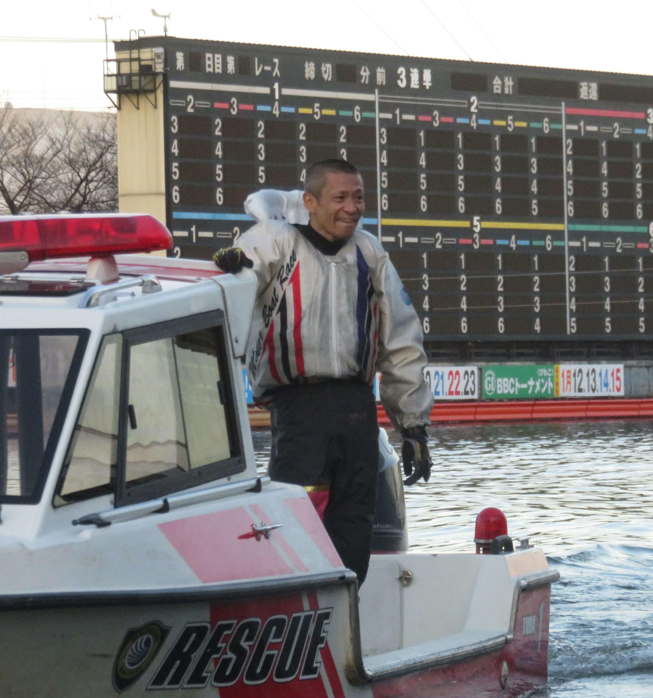 デビュー初優勝を飾りウイニングランでファンの声援に応える高橋真吾