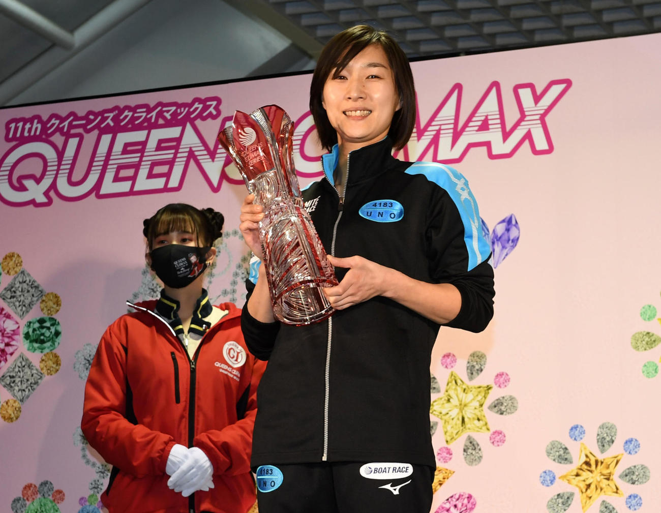 QCシリーズを優勝し、表彰式で笑顔を見せる宇野弥生（撮影・前岡正明）