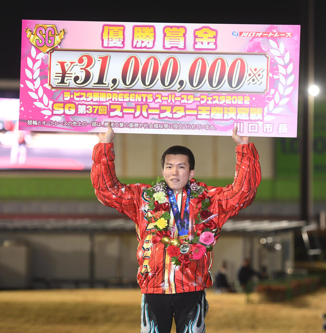 SS王座決定戦で優勝し賞金ボードを掲げる鈴木圭一郎（撮影・柴田隆二）
