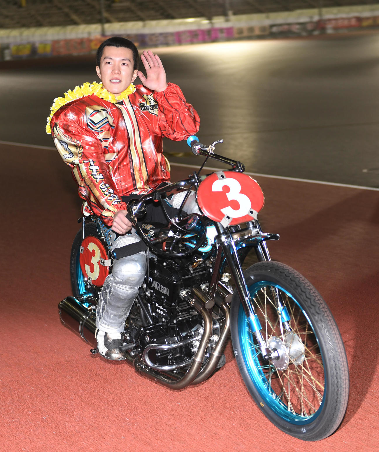 SS王座決定戦で優勝した鈴木圭一郎はウイニングランする（撮影・柴田隆二）