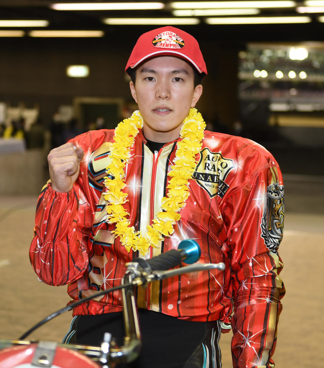 SS王座決定戦で優勝した鈴木圭一郎はガッツポーズする（撮影・柴田隆二）