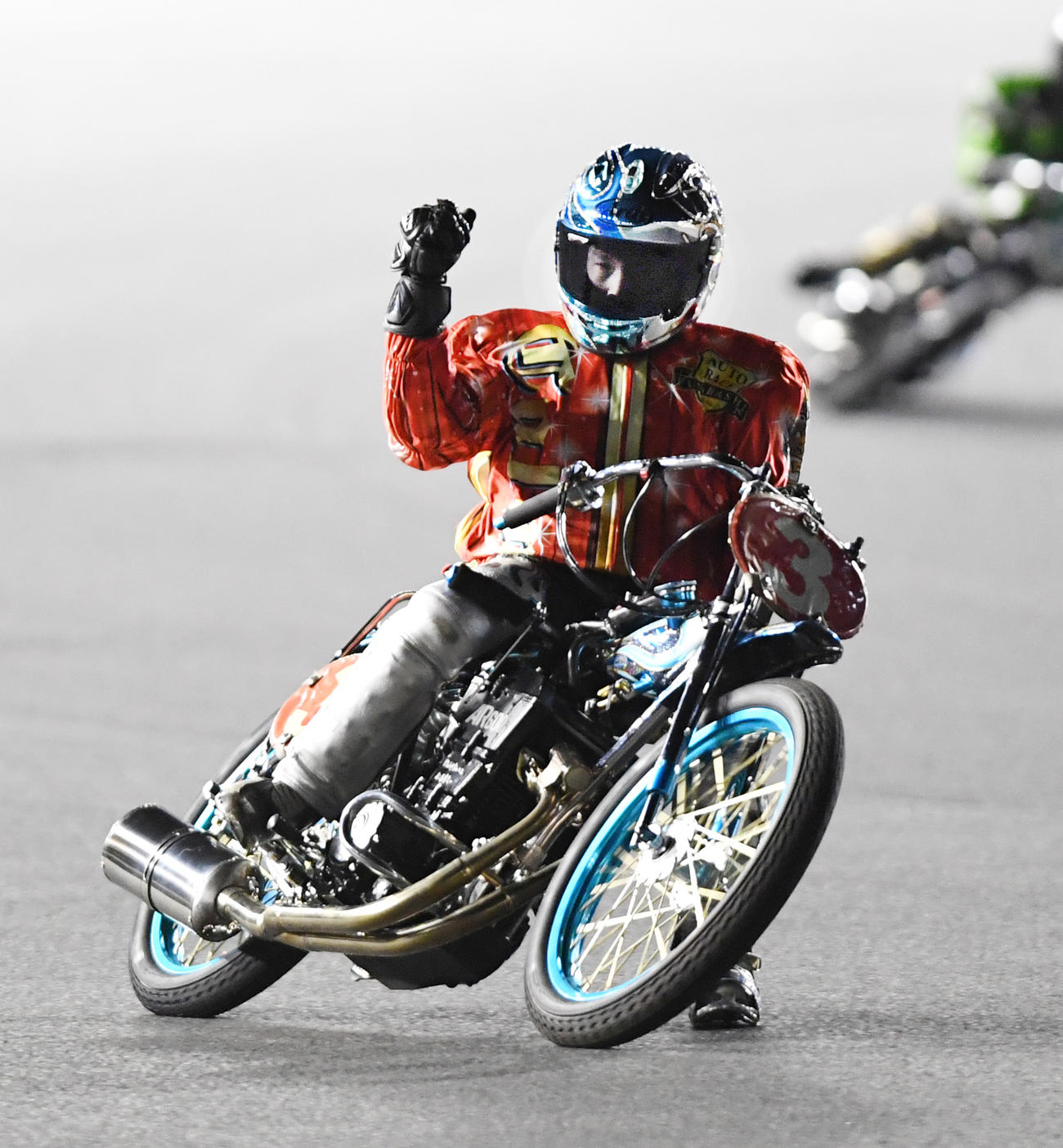 SS王座決定戦で優勝しガッツポーズする鈴木圭一郎（撮影・柴田隆二）