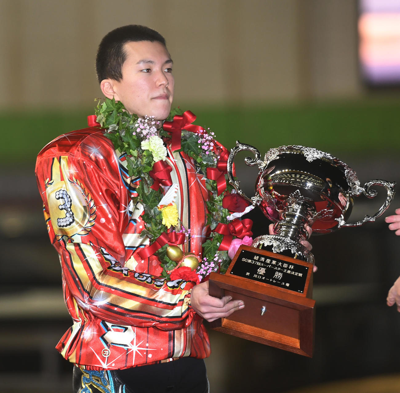 SS王座決定戦で優勝した鈴木圭一郎は優勝杯を贈られた（撮影・柴田隆二）
