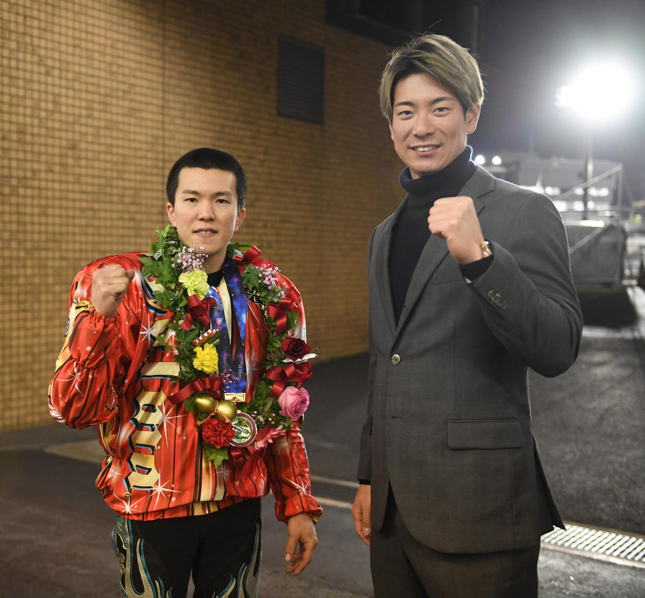 表彰式の後、ガッツポーズする鈴木圭一郎（左）と日本ハムの松本剛（撮影・柴田隆二）