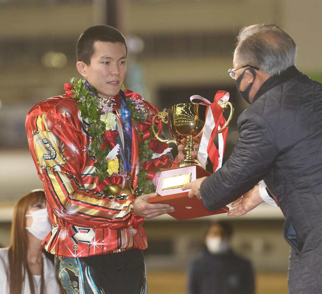 SS王座決定戦で優勝した鈴木圭一郎（左）は優勝杯を贈られた（撮影・柴田隆二）