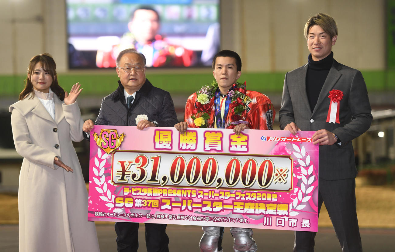 賞金ボードを持つ、左から川口オートイメージガール平嶋夏海、奥ノ木信夫川口市長、鈴木圭一郎、日本ハムの松本剛（撮影・柴田隆二）