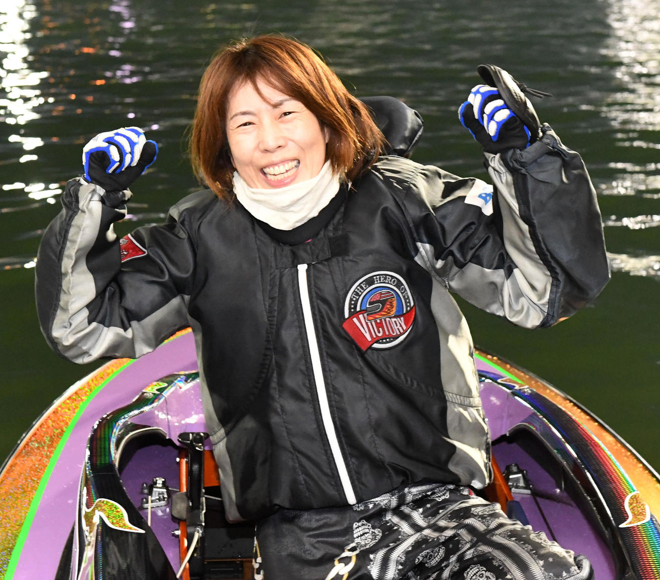 クイーンズクライマックス連覇を達成した田口節子は「やればできる」ポーズで笑顔（撮影・前岡正明）
