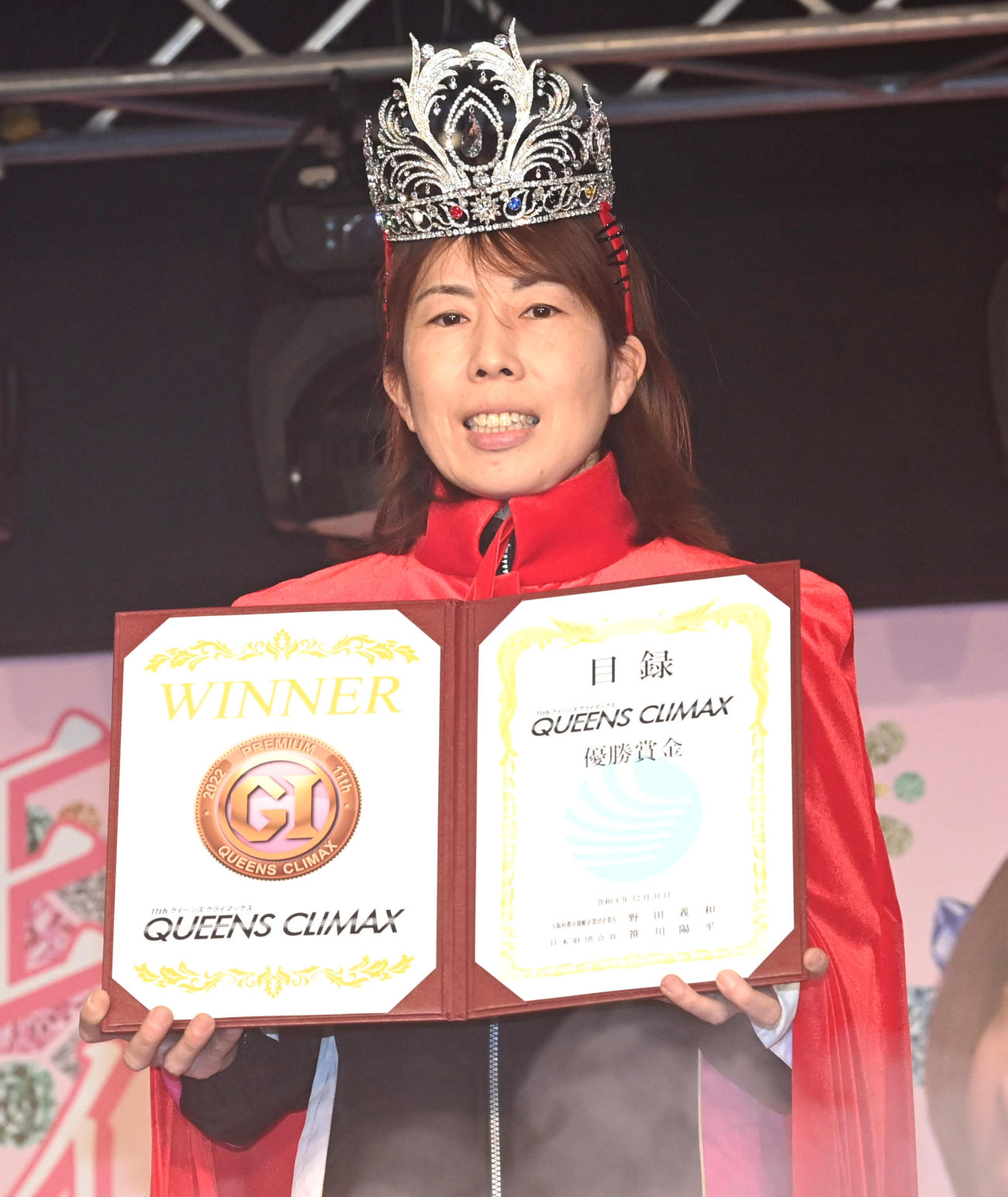 クイーンズクライマックスを連覇し、ティアラを着用した田口節子（撮影・前岡正明）