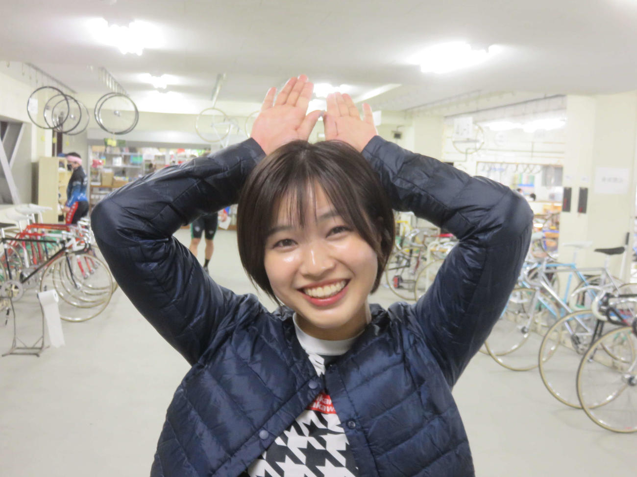 うさぎ年の23年、荒川ひかりは取手競輪のマスコット「バンク」のうさぎポーズを披露して地元初Vへ