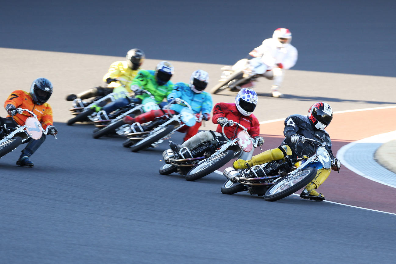 篠崎実（手前右）が通算1500勝を達成した川口オート最終日8R（外部提供）