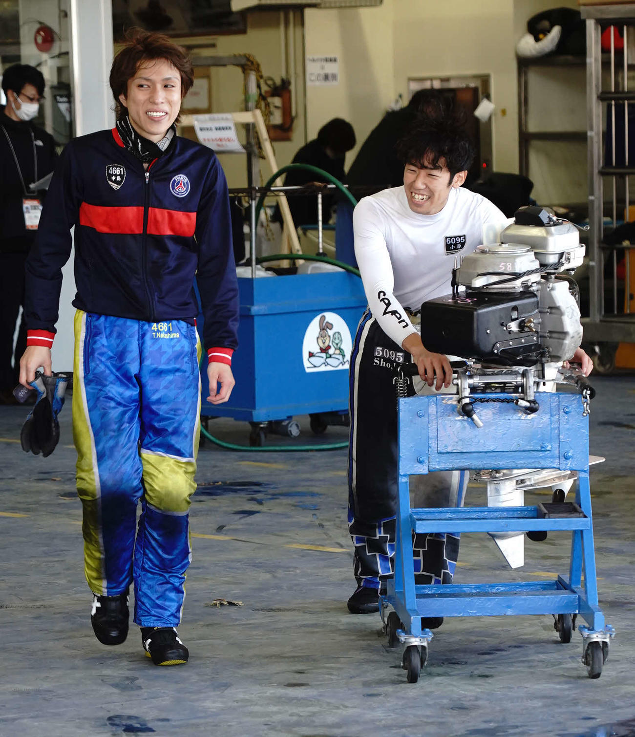 初日6Rを勝った中島昂章（左）が、2着の小原聡将と談笑