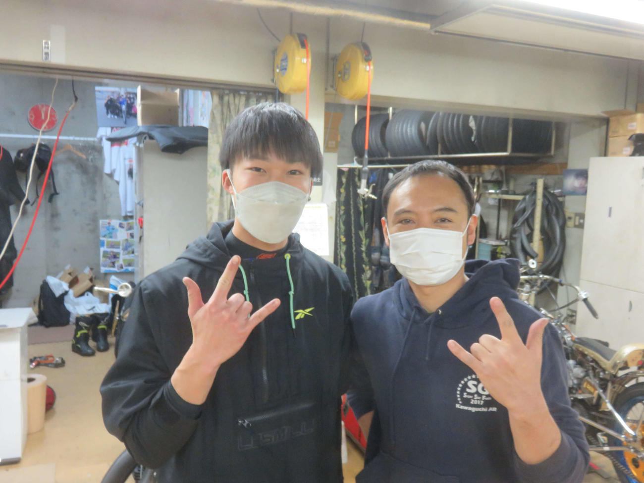 今年初勝利の阿部剛士（右）は弟子の佐藤励とジャスティスポーズ