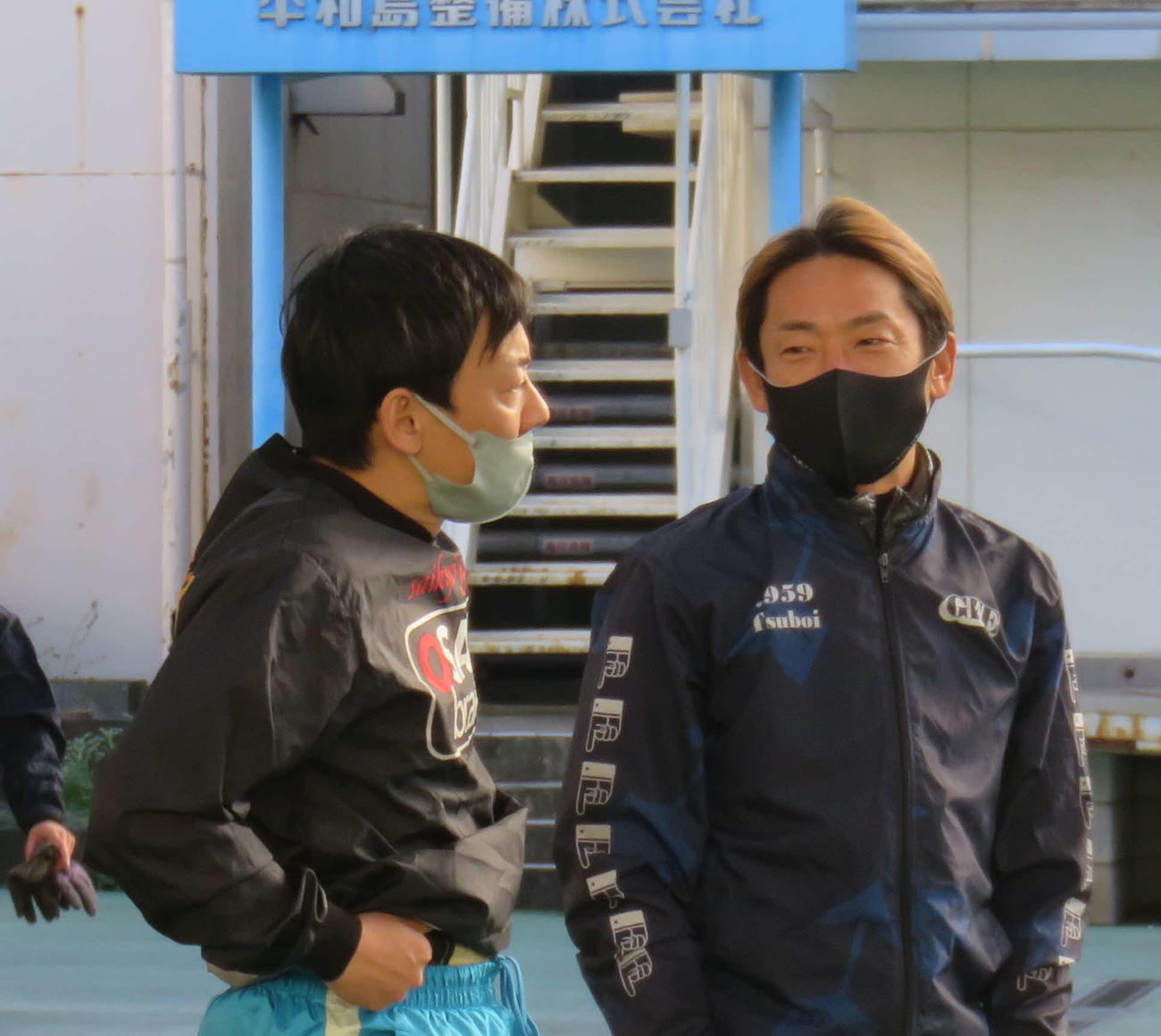 坪井康晴（右）はスタート練習前に湯川浩司と前検の情報交換