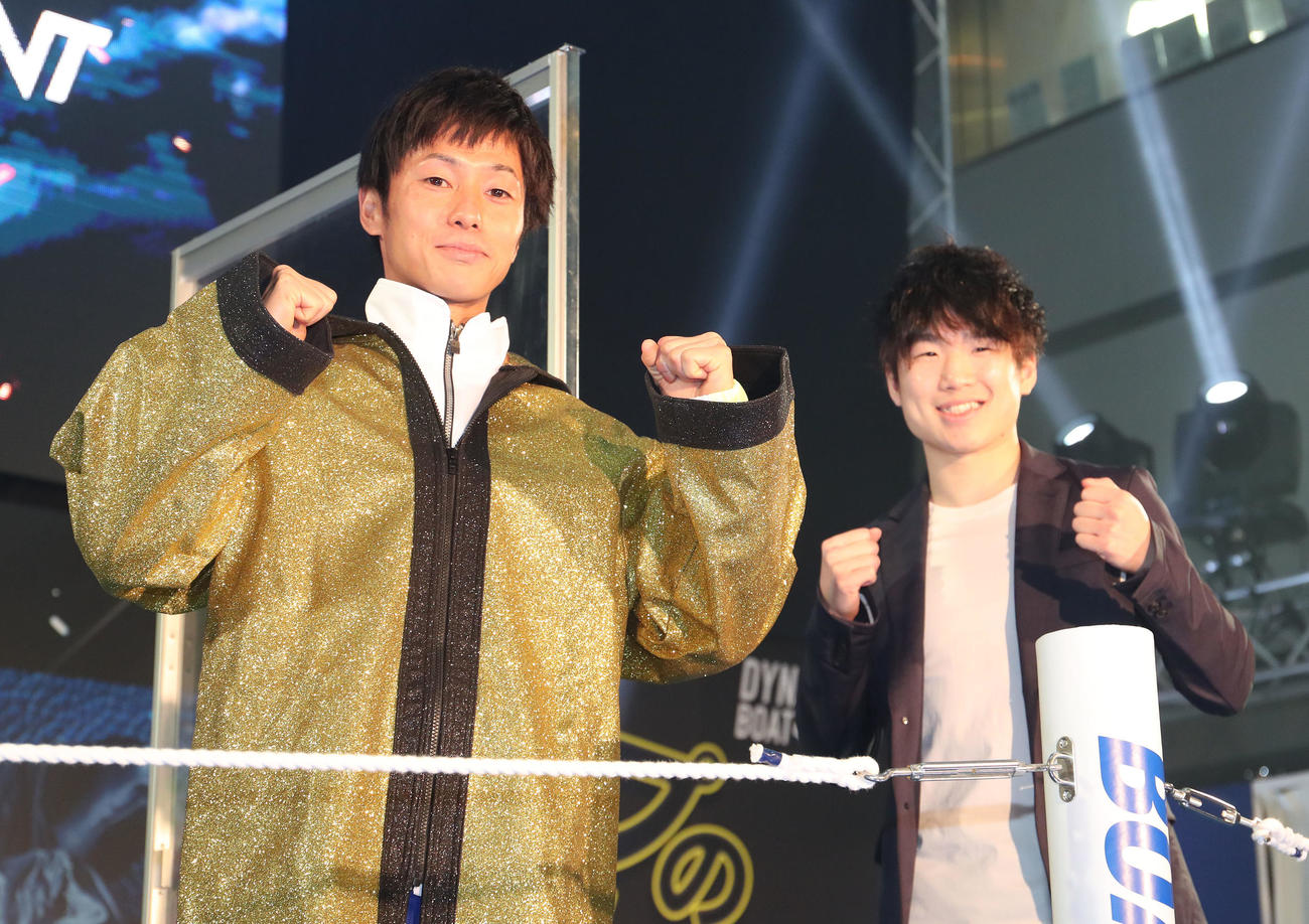 BBCトーナメントのオープニングセレモニーに登場した丸野一樹（左）とプロボクサー寺地拳四朗（撮影・白石智彦）