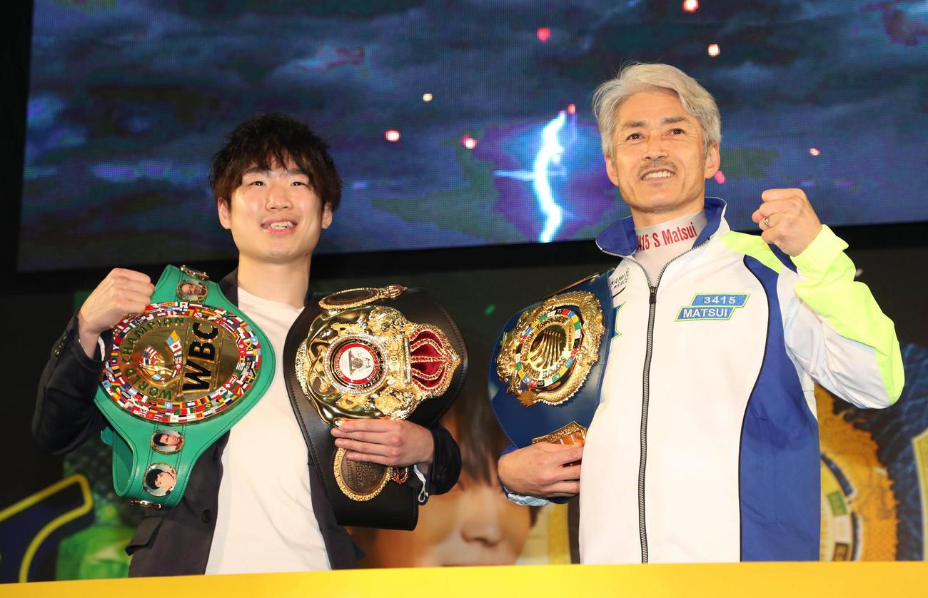プレゼンターのボクシングチャンピオン・寺地拳四朗（左）とポーズをとる松井繁