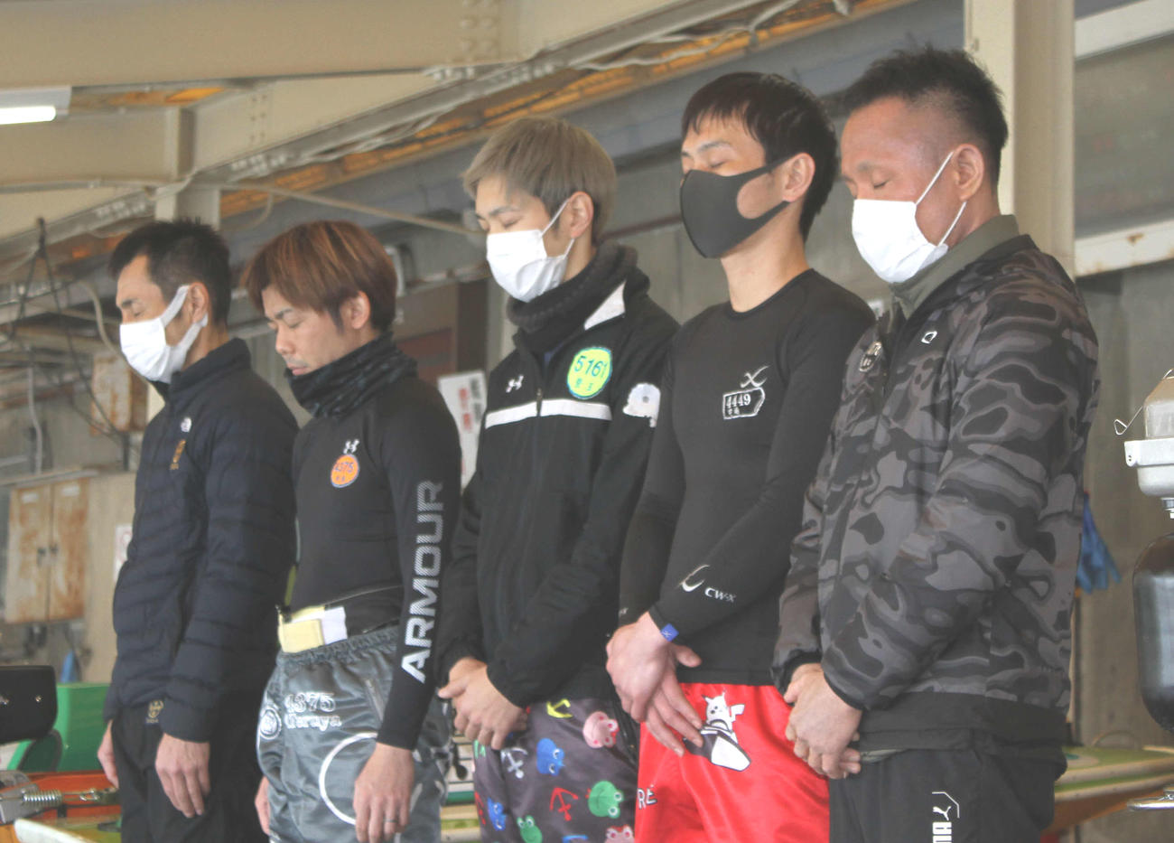 阪神・淡路大震災から28年、兵庫支部の選手は半旗が掲げられた水面に向けて黙とうをささげた