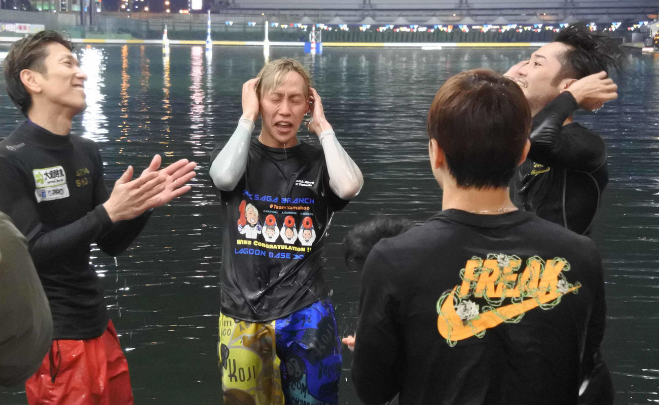 水神祭直後の山田康二（左から2番目）