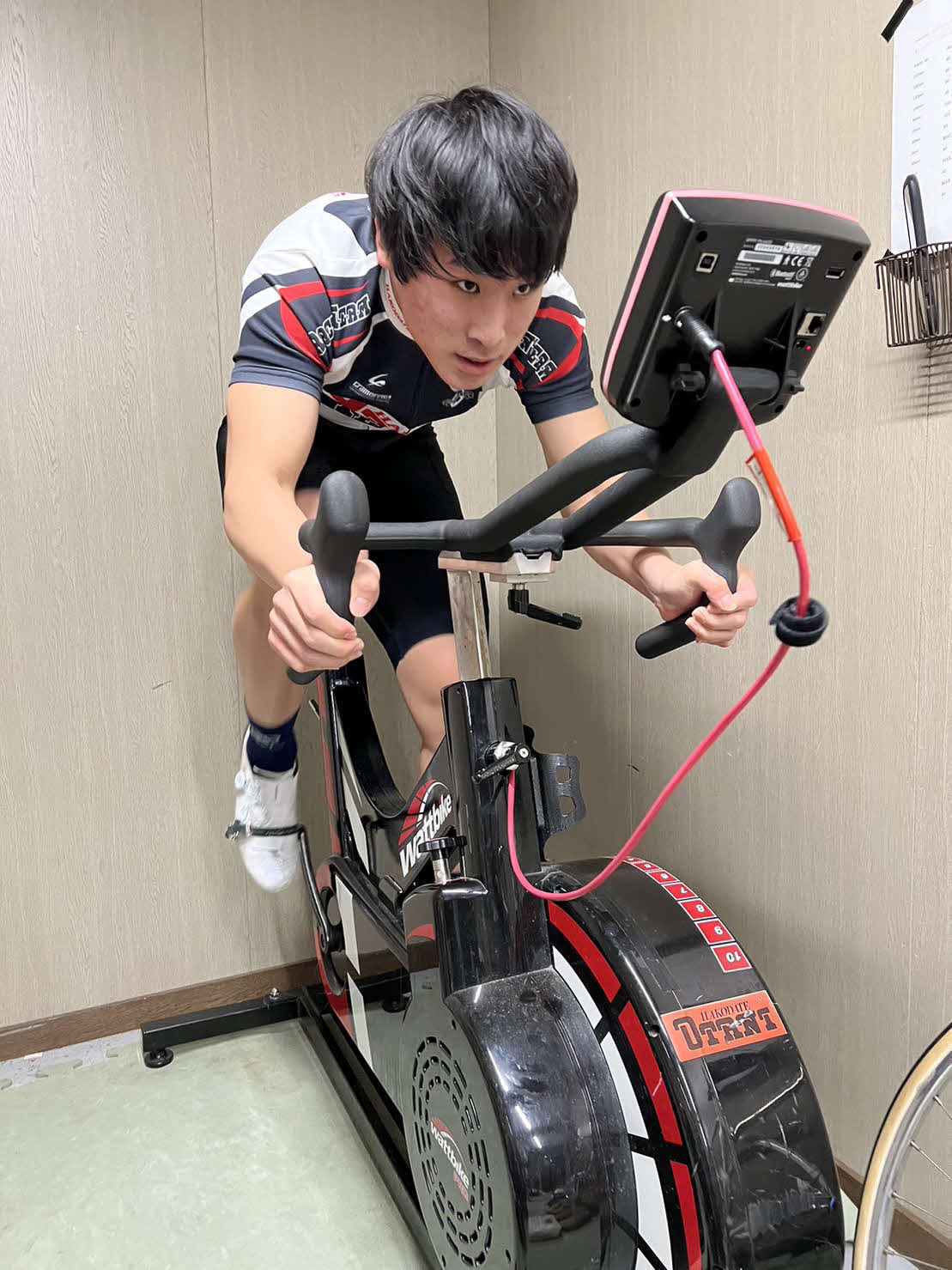マシンを使いトレーニングする函館大谷高・中石（同高提供）