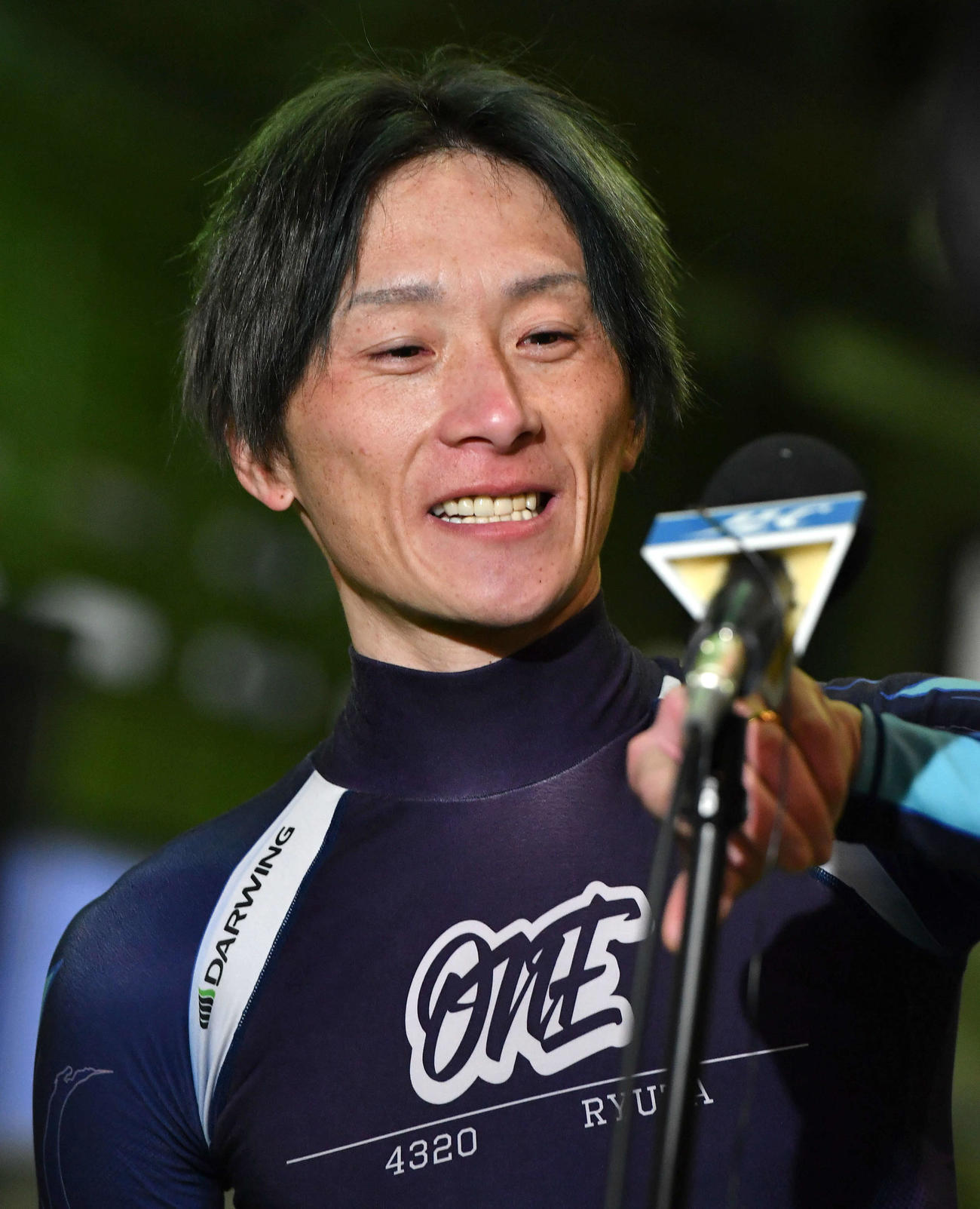 G1復帰初戦で勝利し、インタビューを終えて「少し泣いちゃったよ」と笑顔を見せる峰竜太（撮影・岩下翔太）