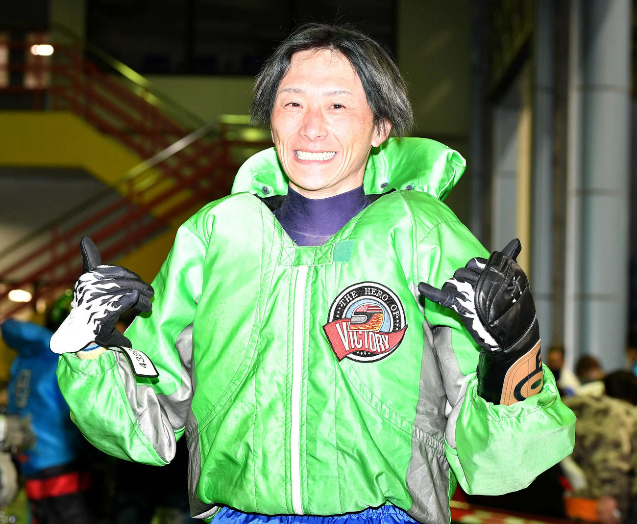 6R、G1復帰初戦で勝利し、笑顔でアロハポーズを決める峰竜太（撮影・岩下翔太）