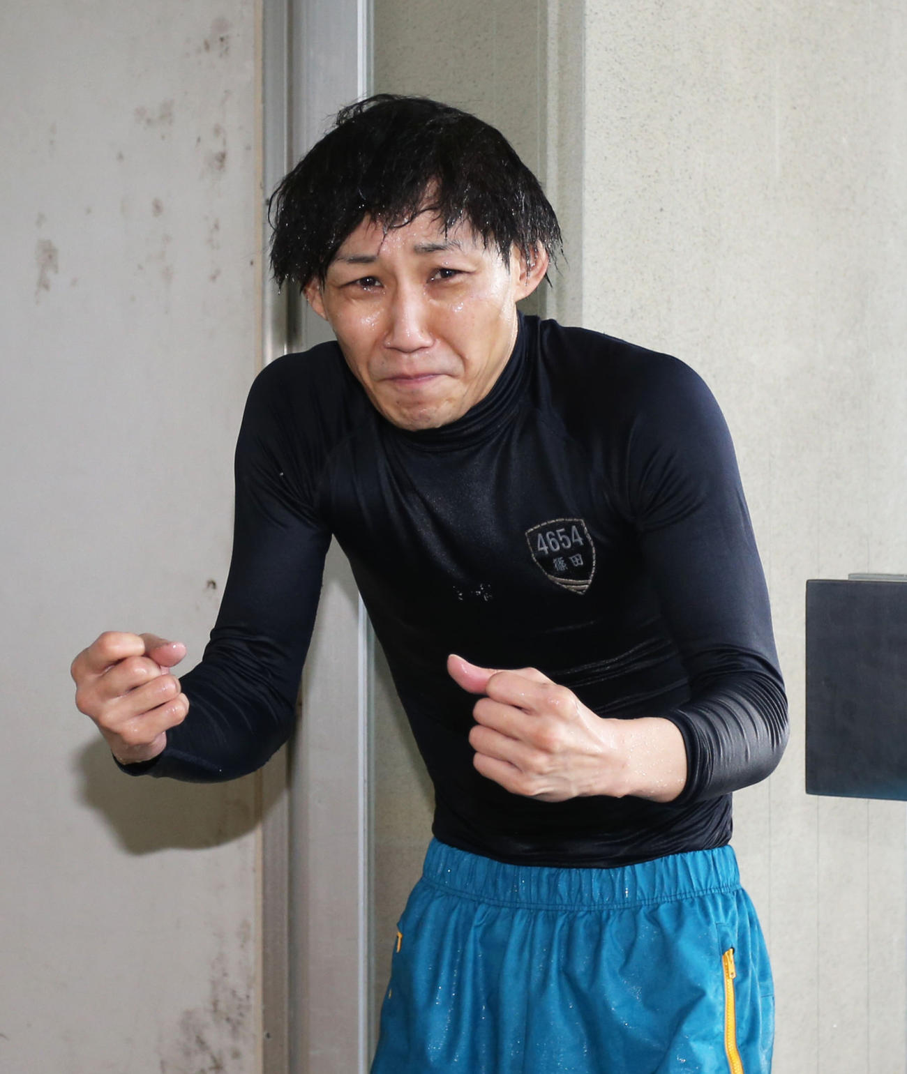 水神祭の祝福を受け、震えながらガッツポーズをする篠田優也（撮影・屋方直哉）