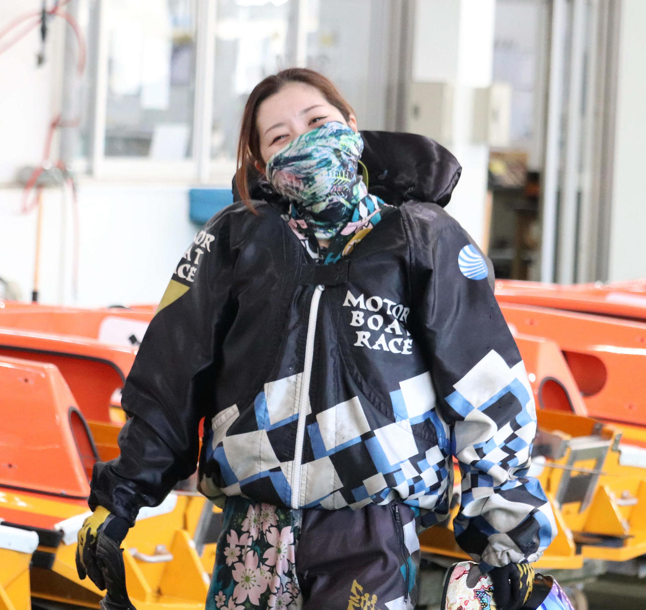 西橋奈未が優出を決めて、笑顔でピットに引き揚げてきた