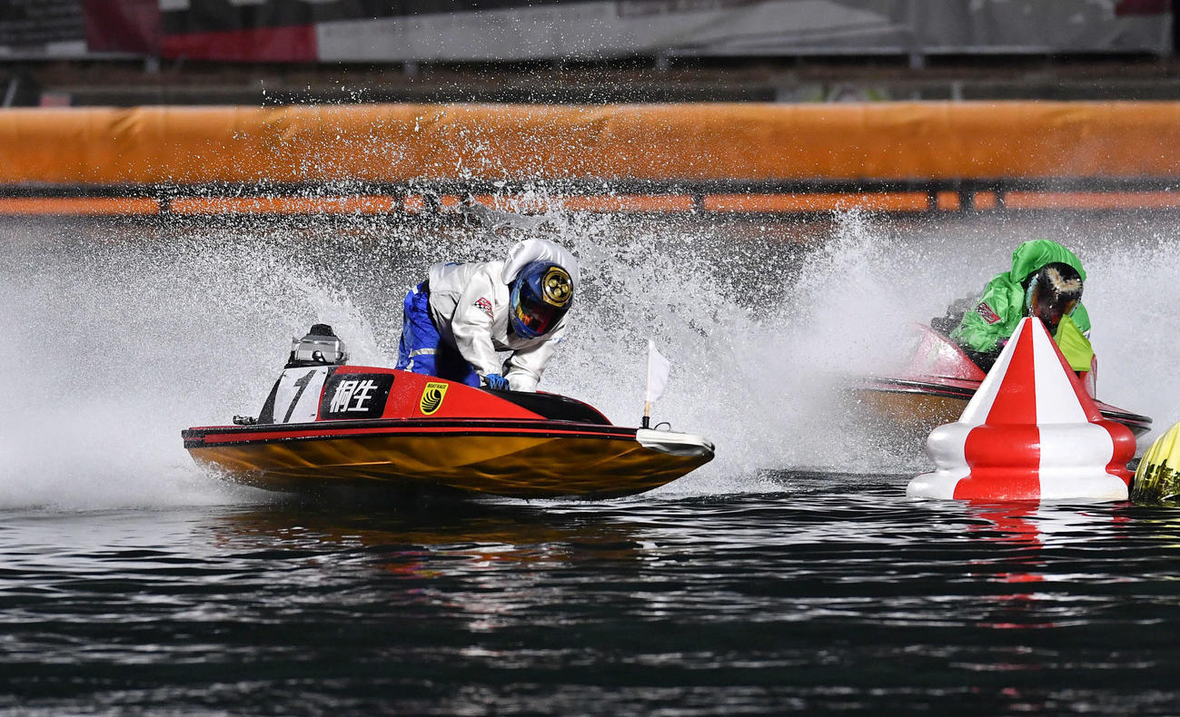 G1全日本覇者決定戦2日目　10R、1周目2マークを先頭で旋回する1号艇の4444桐生順平（撮影・岩下翔太）