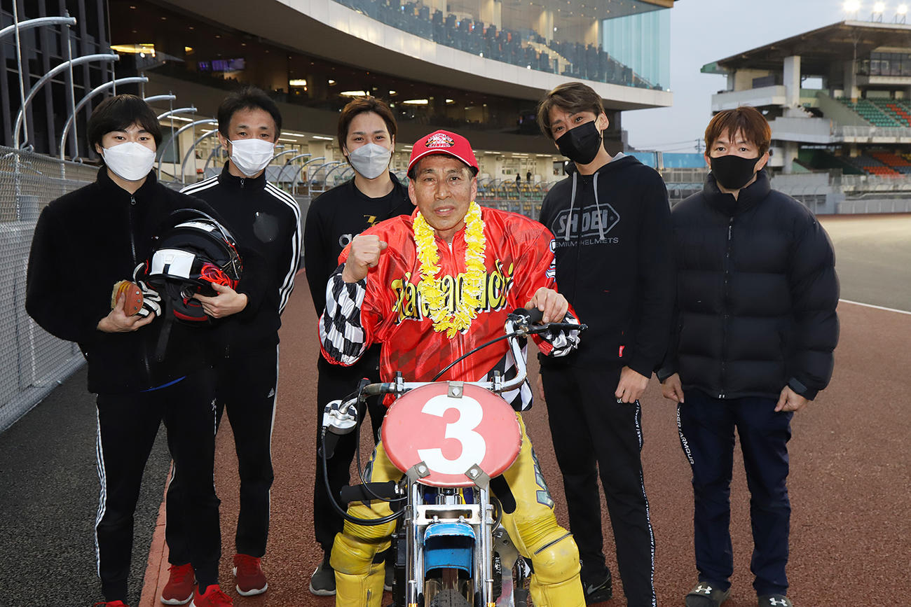 篠崎実（中央）が「公営競技史上最年長優勝」と「オートレース最年長優勝」のダブル最年長記録を更新した（外部提供）