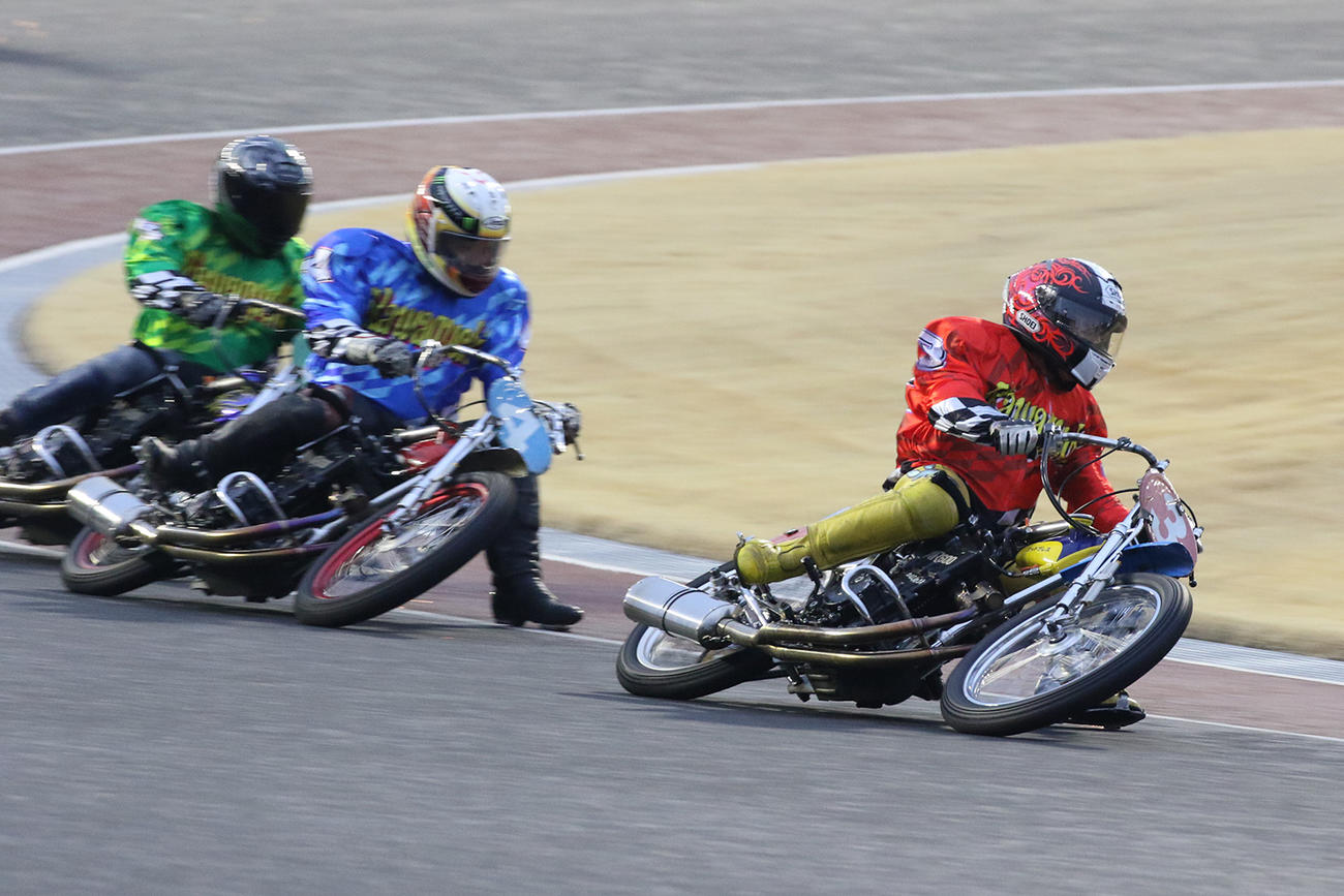 川口オート最終日12R優勝戦で、篠崎実（手前右）が優勝を飾った（外部提供）