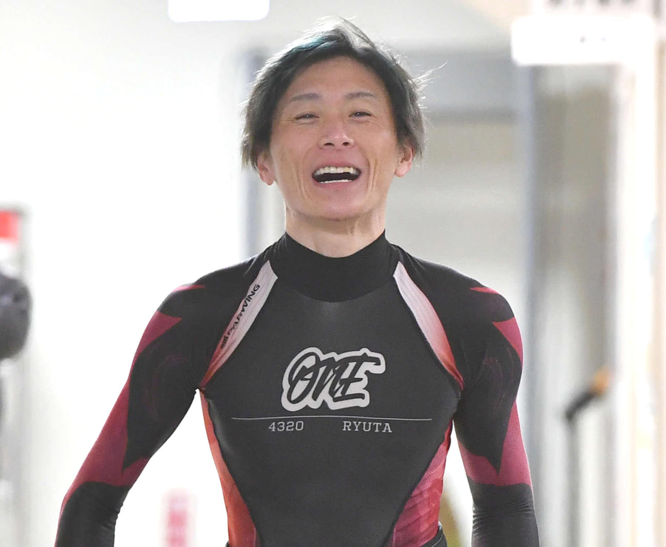 G1全日本覇者決定戦4日目　8Rを終え、談笑する4320峰竜太（撮影・岩下翔太）