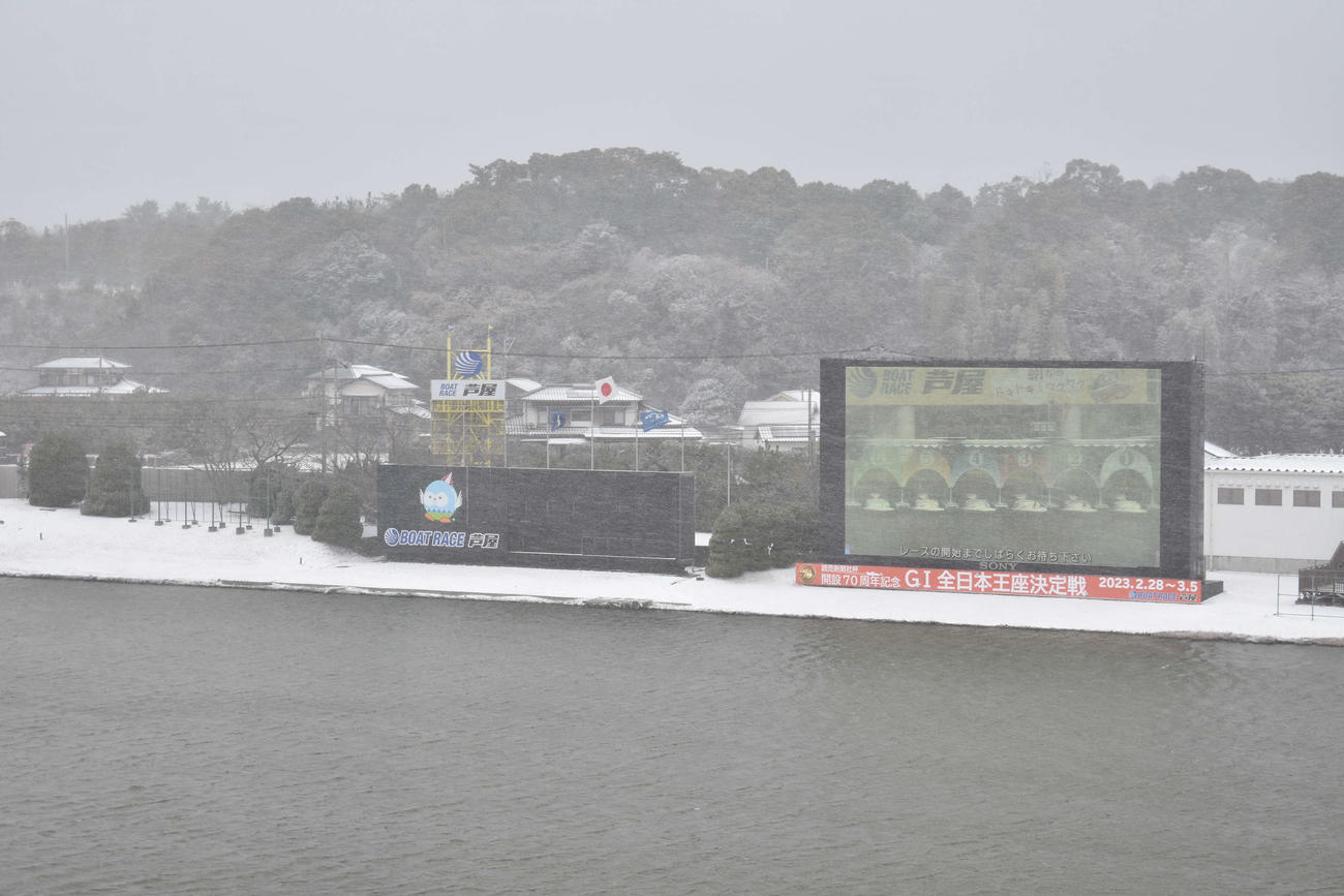 あっという間に積雪となり、7R以降が中止、打ち切りとなった芦屋ボート（撮影・浦田由紀夫）