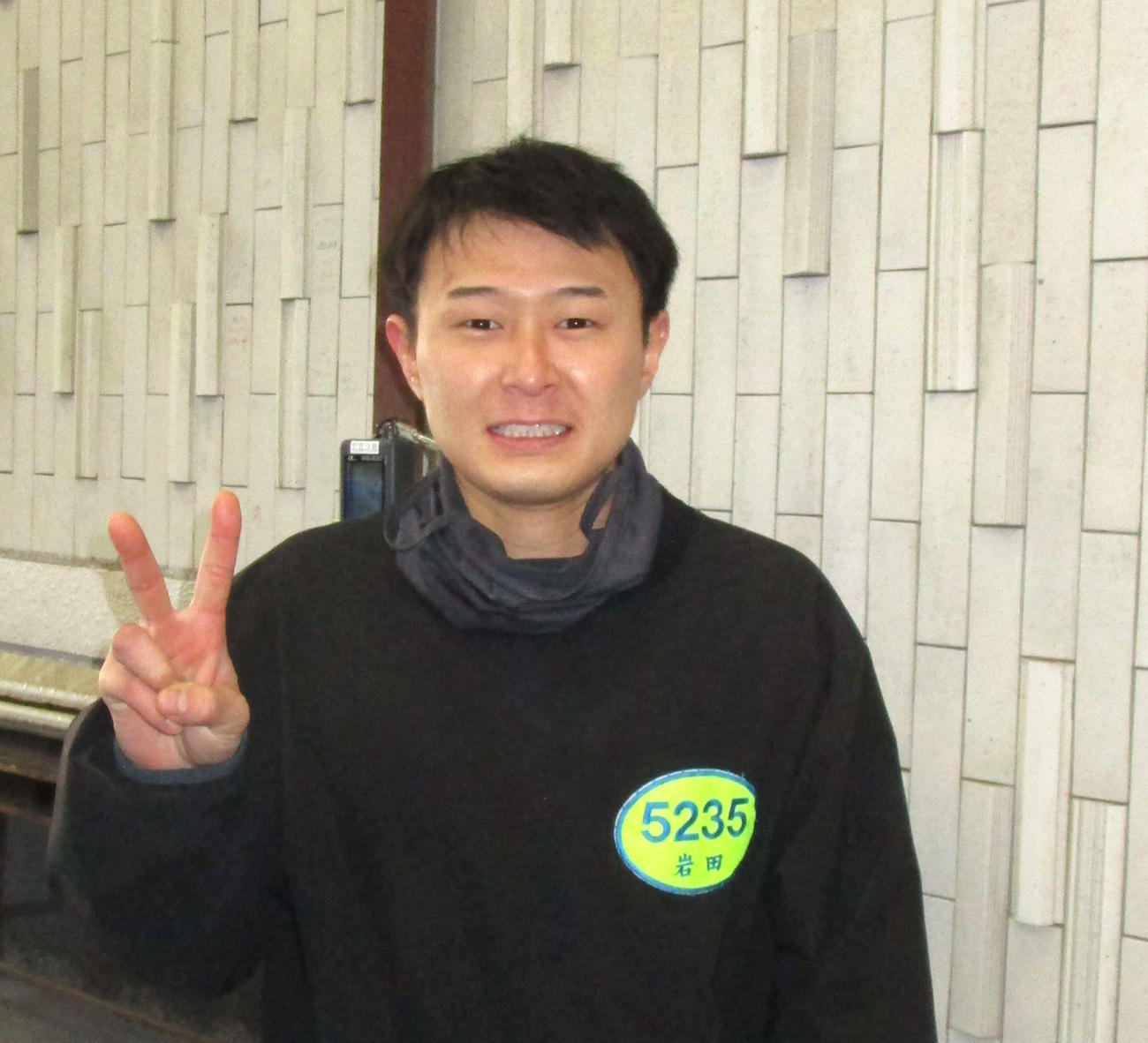6コースからまくり差して水神祭を挙げ、Vサインの岩田凌（撮影・安井雅彦）