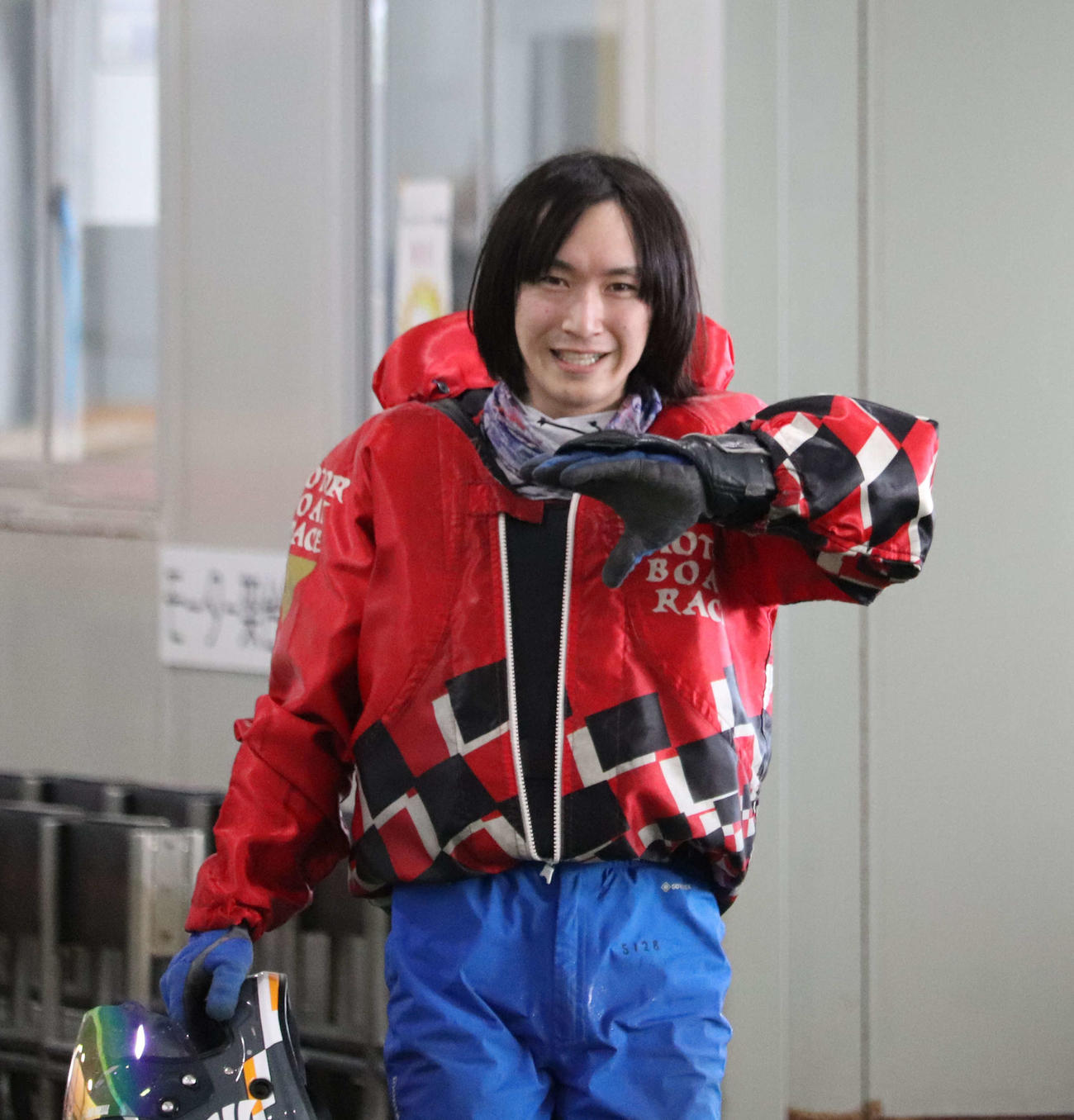 坪井爽佑が初日9Rを1着。左手で「つ」のポーズを作りながらピットに帰ってきた