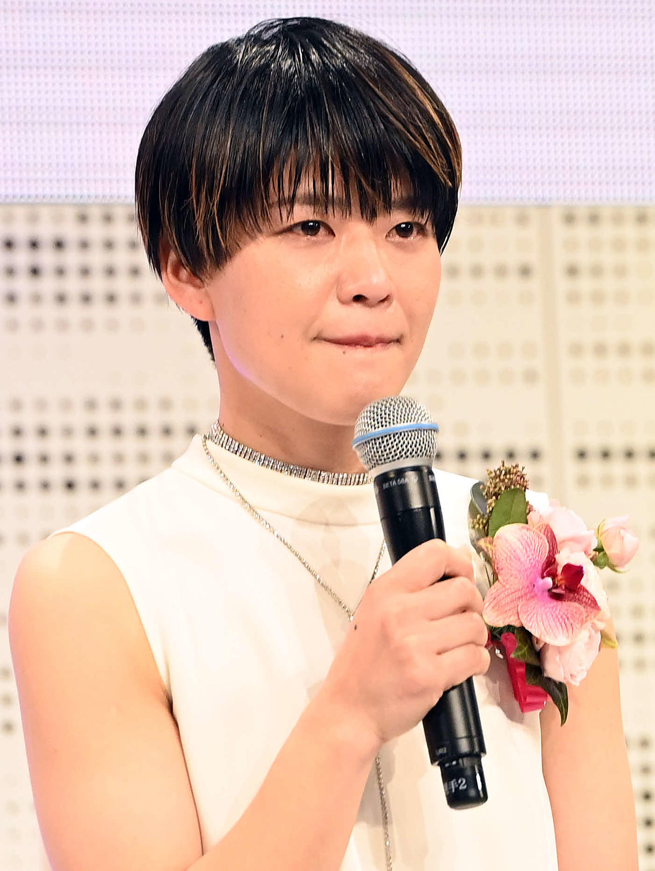 授賞式であいさつをする遠藤エミ。「悔しい思いもした」と声を詰まらせる場面も（撮影・たえ見朱実）