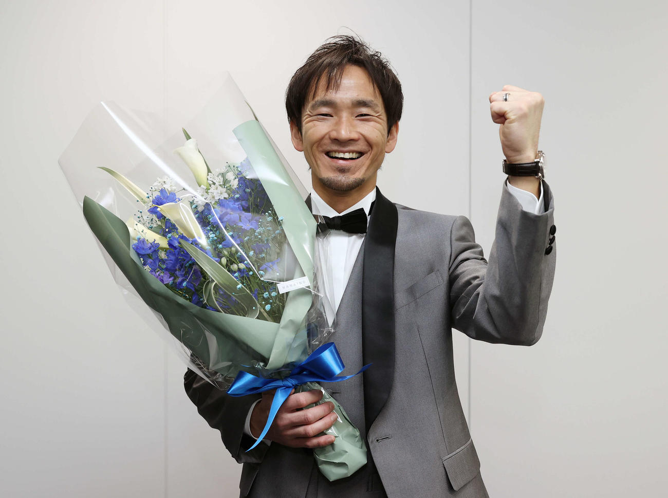 殊勲賞を受賞し笑顔でガッツポーズを見せる馬場貴也（撮影・河野匠）