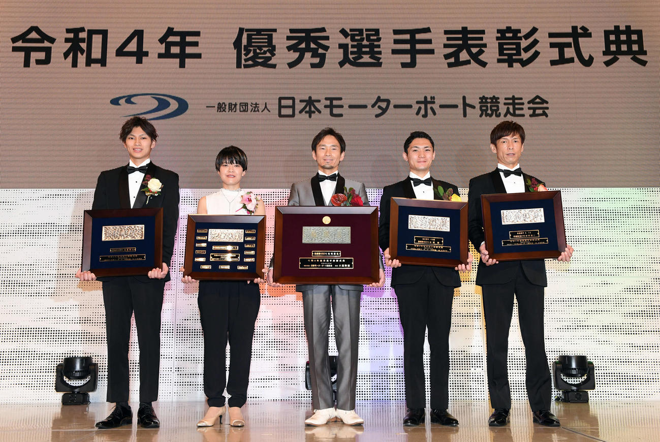 令和4年優秀選手表彰式典で記念撮影に納まる受賞者。左から末永和也、遠藤エミ、馬場貴也、新開航、池田浩二（撮影・たえ見朱実）